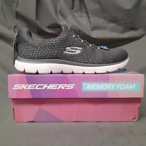 BOXED PAIR OF SKECHERS MEMORY FOAM SHOES IN GREY/MULTICOLOUR UK SIZE 6