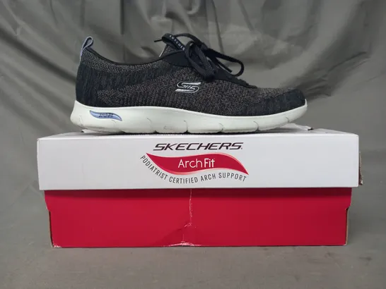 BOXED PAIR OF SKECHERS ARCH FIT TRAINERS IN BLACK SIZE 3.5