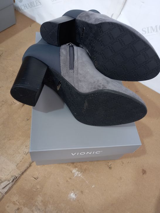 BOXED PAIR OF VIONIC ANKLE BOOTS IN GREY SUEDE, UK SIZE 5
