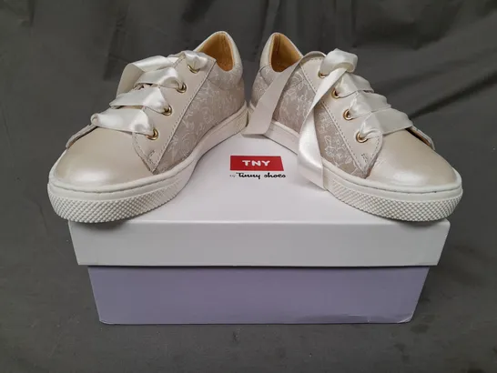 BOXED PAIR OF TNY TINNY SHOES KIDS SHOES IN CREAM W. ROSE PATTERN EU SIZE 29