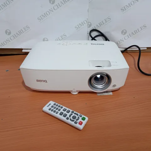 BOXED BENQ W1050 PROJECTOR 