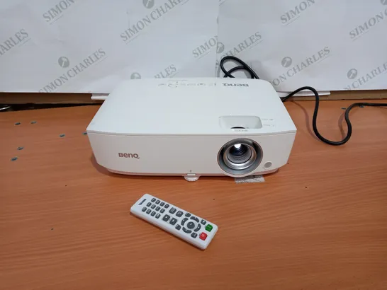 BOXED BENQ W1050 PROJECTOR 