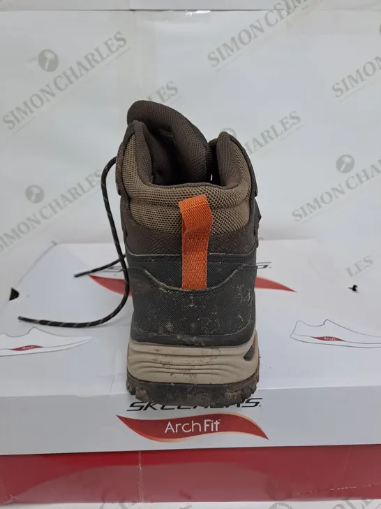 BOXED SKETCHERS ARCH FIT BROWN WALKING BOOTS SIZE 12, SIGNS OF WEAR