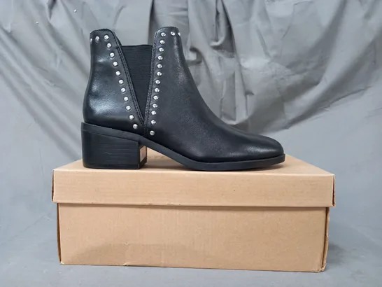 BOXED PAIR OF STEVE MADDEN CADE LEATHER ANKLE BOOTS IN BLACK EU SIZE 36