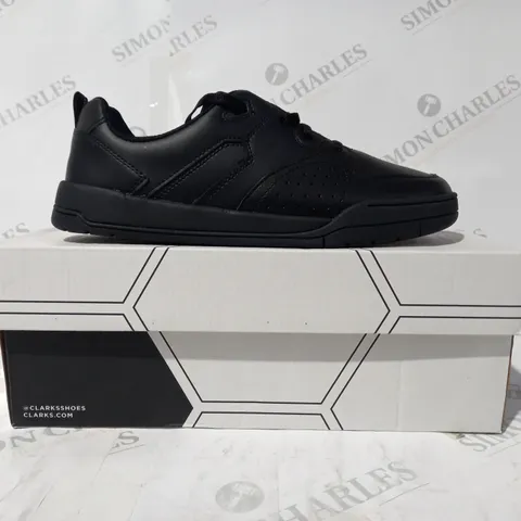BOXED PAIR OF CLARKS KICK STEP SHOES IN BLACK UK SIZE 6.5