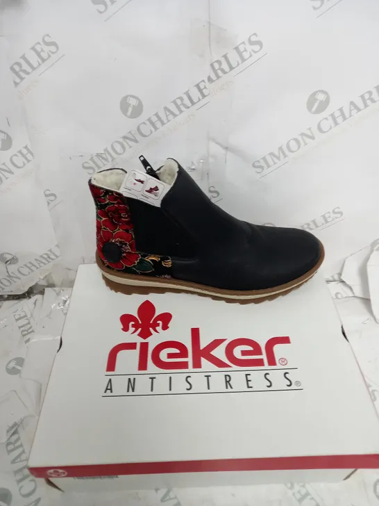 BOXED PAIR OF RIEKER SKEEPSKIN DETAILED ZIP BOOTS SIZE 6