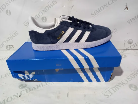 BOXED PAIR OF ADIDAS GAZELLE SHOES IN NAVY UK SIZE 7.5