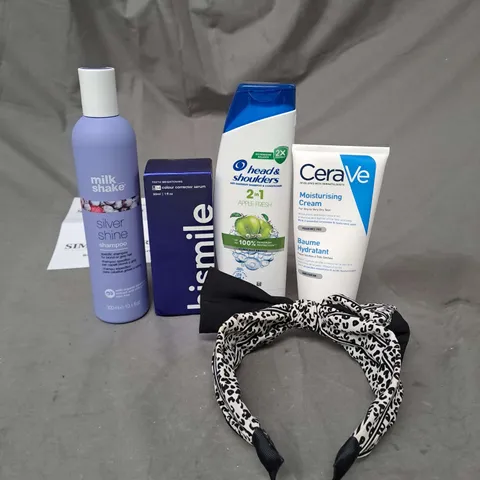 APPROXIMATELY 20 ASSORTED COSMETIC PRODUCTS TO INCLUDE HEAD & SHOULDERS SHAMPOO, HISMILE COLOUR CORRECTOR SERUM AND CERAVE MOISTURISING CREAM ETC. 