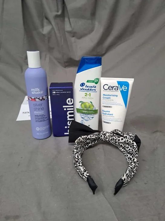 APPROXIMATELY 20 ASSORTED COSMETIC PRODUCTS TO INCLUDE HEAD & SHOULDERS SHAMPOO, HISMILE COLOUR CORRECTOR SERUM AND CERAVE MOISTURISING CREAM ETC. 