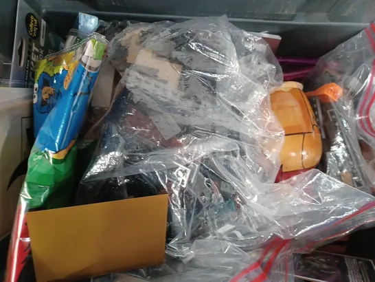 BOX OF APPROX 20 ASSORTED TOYS TO INCLUDE - ORION A4 TRACING PAPER - R2D2 BOP IT - POKIMON MYSTERY BOX ECT