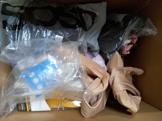 BOX OF APPROXIMATELY 10 ASSORTED PAIRS OF SHOES AND FOOTWEAR ITEMS IN VARIOUS STYLES AND SIZES TO INCLUDE HUSH PUPPIES, VERY, PAVERS, ETC