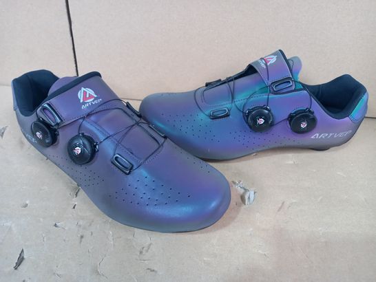 BOXED PAIR OF ARTVEP CYCLING SHOES IN MULTICOLOUR PRISMATIC EFFECT SIZE UNSPECIFIED