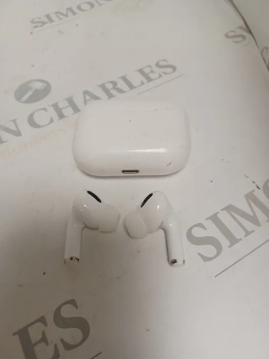 APPLE AIRPODS IN WHITE WITH CHARGING CASE 