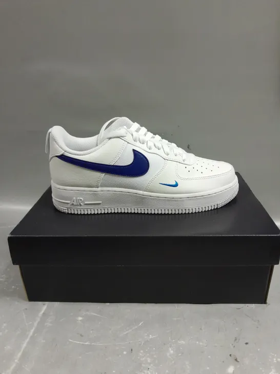 BOXED PAIR OF NIKE AIR FORCE 1 '07 TRAINERS IN WHITE/ROYAL BLUE - 6.5