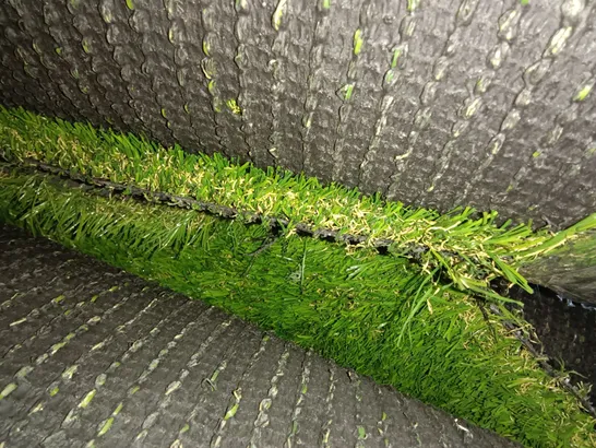 ROLL OF ARTIFICIAL GRASS - 4 X 5M