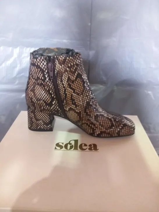 BOXED SOLEA MAC BEIGE COMB SYTHETIC ANKLE BOOTS SIZE 4