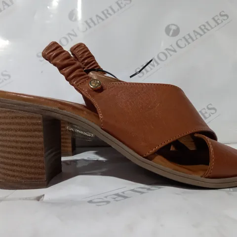 PAIR OF MODA IN PELLE LASSANDRA SANDALS IN TAN SIZE 5