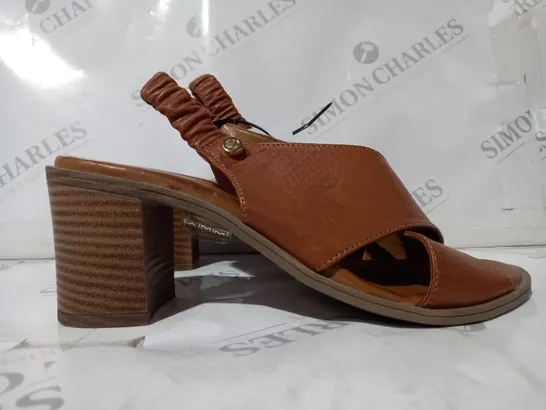 PAIR OF MODA IN PELLE LASSANDRA SANDALS IN TAN SIZE 5