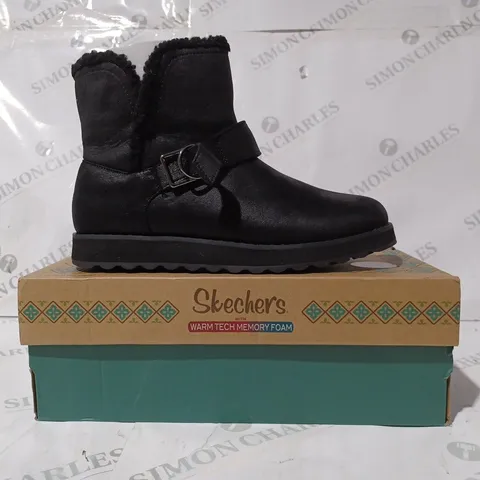 BOXED PAIR OF SKECHERS CABIN FEEL BOOTS IN BLACK SIZE 5