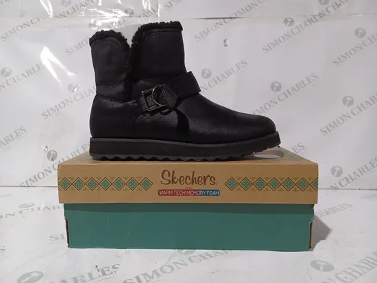 BOXED PAIR OF SKECHERS CABIN FEEL BOOTS IN BLACK SIZE 5