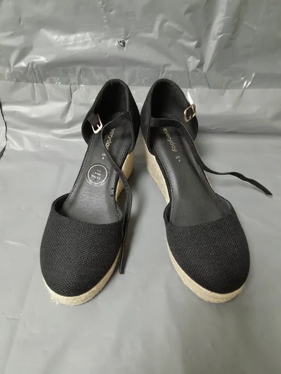 PAIR OF WIDE CLOSED TOE WEDGE SHOES - 4