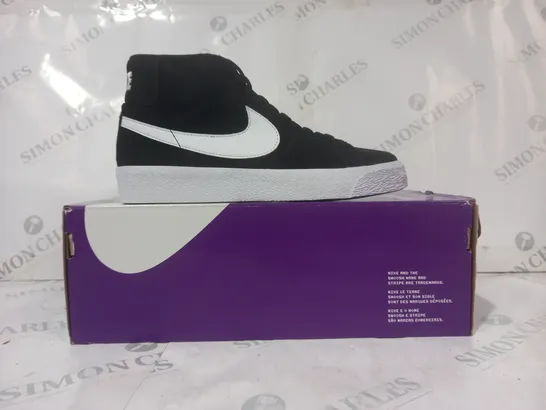 BOXED PAIR OF NIKE SB ZOOM BLAZER MID SHOES IN BLACK/WHITE UK SIZE 5.5