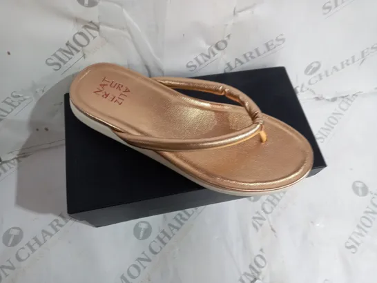 BOXED PAIR OF NATURALIZER SANDALS IN GOLD AND WHITE SIZE 6