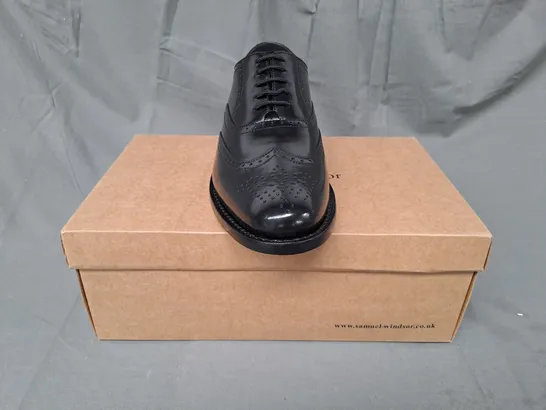 BOXED PAIR OF SAMUEL WINDSOR SHOES IN BLACK UK SIZE 7