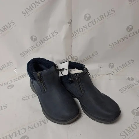 UNBOXED SKETCHERS EASY GOING BOOT IN NAVY SIZE 3