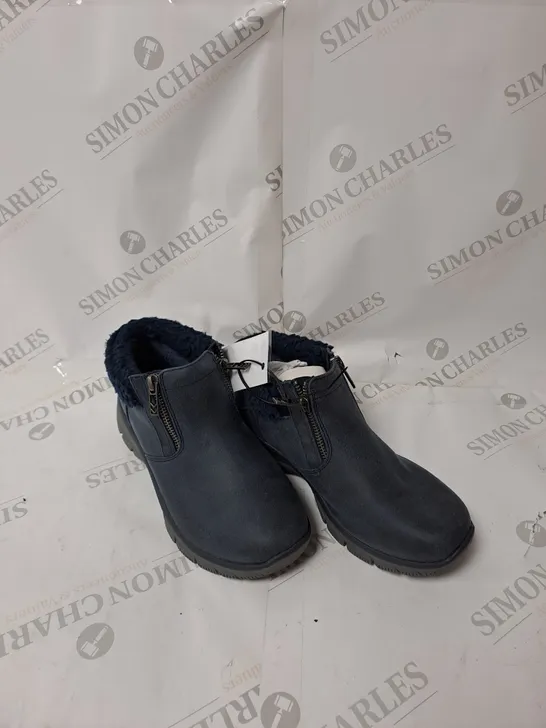 UNBOXED SKETCHERS EASY GOING BOOT IN NAVY SIZE 3