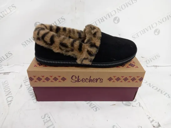 BOXED PAIR OF SKETCHERS FUR LINED LEOPARD SLIPPERS IN BLACK SIZE 4