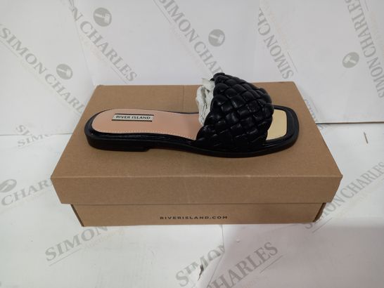 BOXED PAIR OF RIVER ISLAND FLIP FLOPS SIZE 6