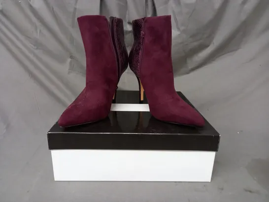 BOXED PAIR OF NINE WEST FLAGSHIP SYNTHETIC ANKLE BOOTS IN WINE SIZE 10