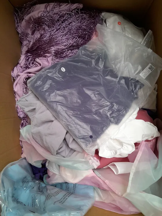 BOX OF APPROXIMATELY 25 ASSORTED CLOTHING ITEMS TO INCLUDE DRESSES, SHORTS, TOPS ETC