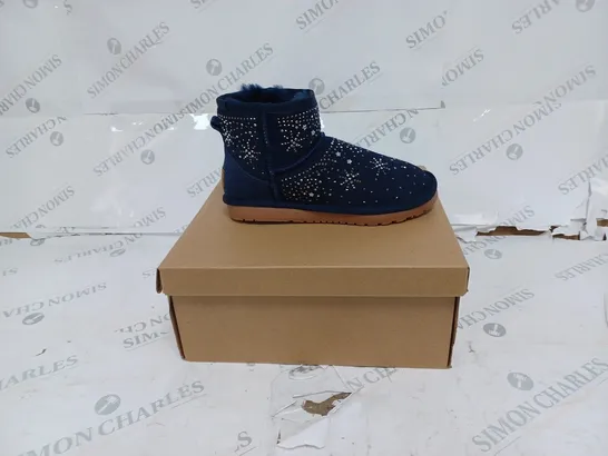 BOXED BONOVA HANDMADE NAVY STAR DETAIL BOOTS- EUR 37