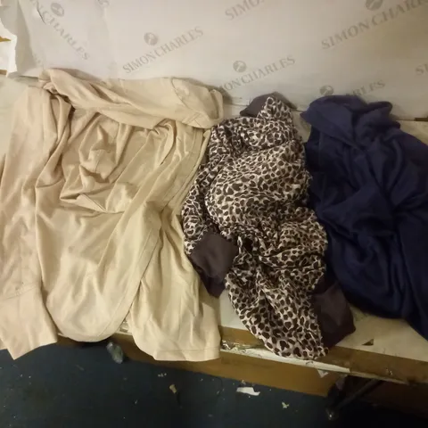 LOT OF APPROX 65 ASSORTED WOMENS CLOTHING ITEMS TO INCLUDE SHIRTS, LEGGINGS, HOODIES ETC