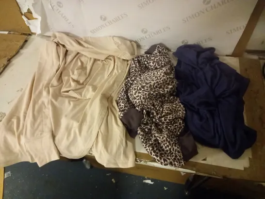 LOT OF APPROX 65 ASSORTED WOMENS CLOTHING ITEMS TO INCLUDE SHIRTS, LEGGINGS, HOODIES ETC