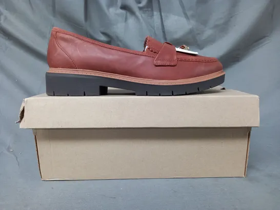 BOXED PAIR OF CLARKS WESTLYNN BELLA LOAFERS IN TAN UK SIZE 5.5