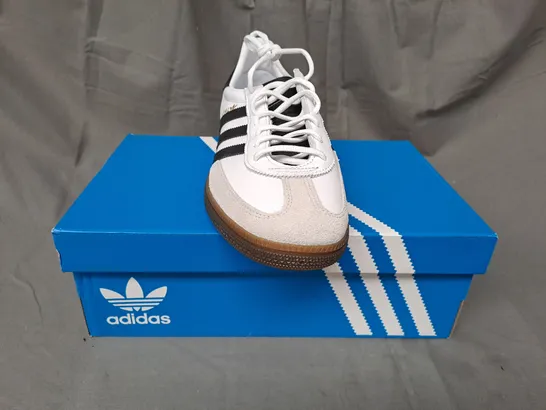 BOXED PAIR OF ADIDAS HANDBALL SPEZIAL SHOES IN WHITE/BLACK UK SIZE 9