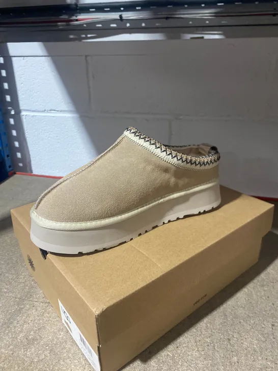 BOXED PAIR OF UGG SHOES SIZE 7