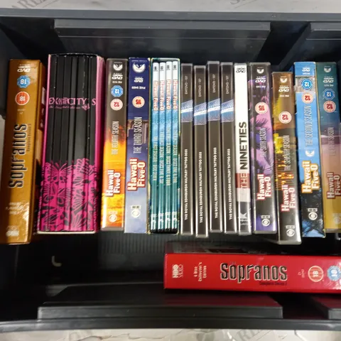 BOX OF APPROXIMATELY 15 ASSORTED DVDS & BOX SETS TO INCLUDE THE SOPRANOS, HAWAII FIVE-0, SEX & THE CITY ETC