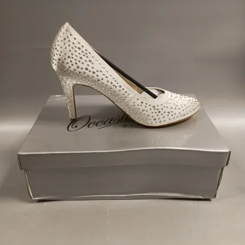 BOXED PAIR OF OCCASIONS BY CASANDRA SLIP ON CLOSE TOE HIGH HEEL SHOES IN IVORY SATIN - 5