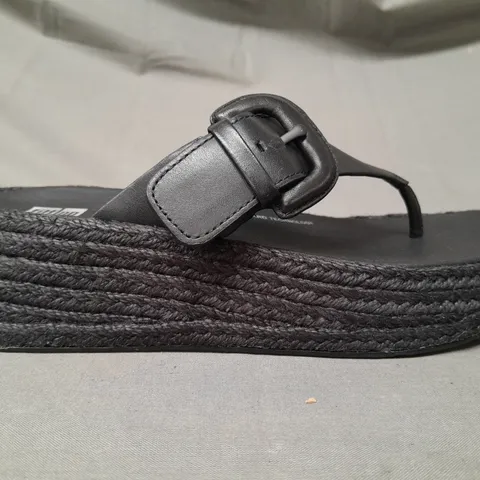 PAIR OF FITFLOP TOE-POST WEDGE SANDALS IN BLACK UK SIZE 4