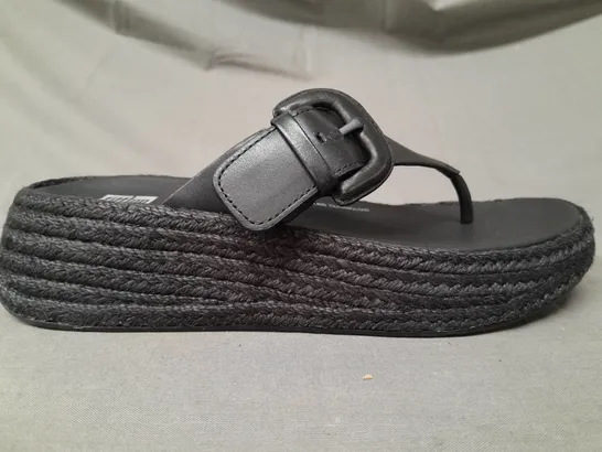 PAIR OF FITFLOP TOE-POST WEDGE SANDALS IN BLACK UK SIZE 4