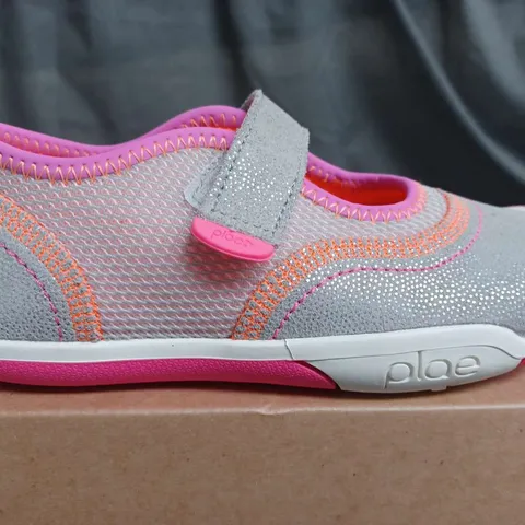 BOXED PLAE KIDS EMME TRAINERS IN SILVER/PINK - UK 11.5