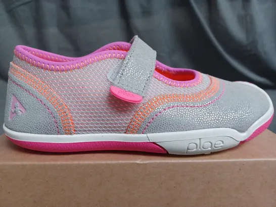 BOXED PLAE KIDS EMME TRAINERS IN SILVER/PINK - UK 11.5