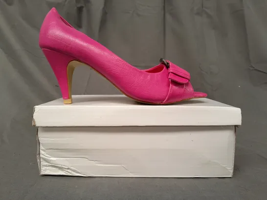 BOXED PAIR OF DESIGNER OPEN TOE MID HEELED SHOES IN FUCHSIA EU SIZE 38