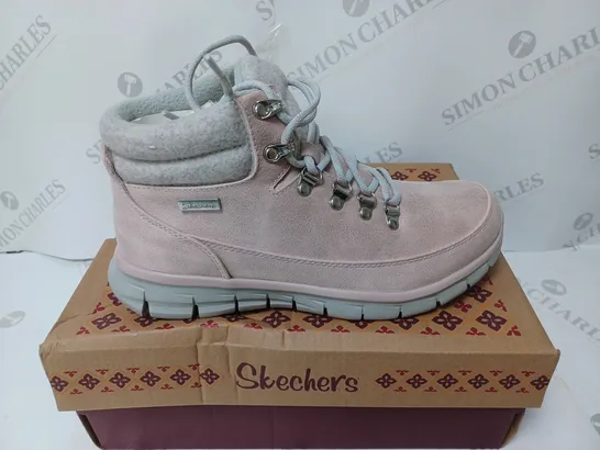 BOXED PAIR OF SKECHERS SYNERGY WARM BOOTS IN BLUSH - SIZE 5.5