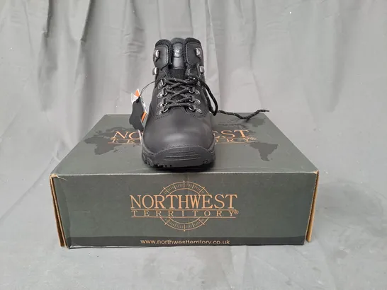 BOXED PAIR OF NORTHWEST TERRITORY PEAK ANKLE BOOTS IN BLACK UK SIZE 7