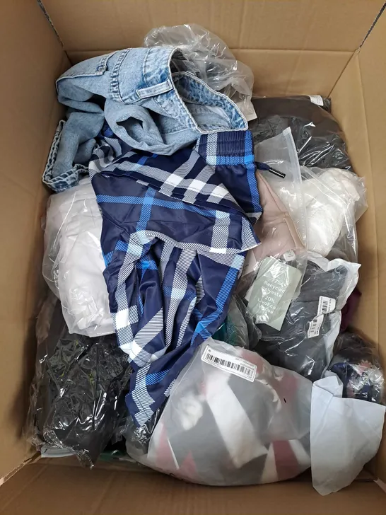 BOX OF APPROXIMATELY 25 ASSORTED CLOTHING ITEMS TO INCLUDE - TOPS, SHORTS, SWIMWEAR ETC